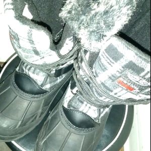 Snow boots